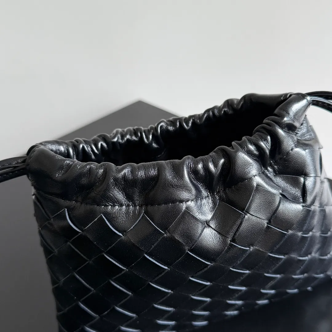 Batch 1400 BOTTEGA VENETA DUSTBAG mini size is officially launched📣📣. It still continues the classic weaving process. The lazy and casual feeling presented by the drawstring pockets is not too suitable for summer. The small back body is light and convenient. It is enough to carry lipstick and tissues when going out every day. It is not easy to make mistakes with any clothes. The shoulder strap has a buckle and pull-out design, which can be adjusted to unlock multiple carrying methods. Style number: 816987 Size: 21*16.6*1cm